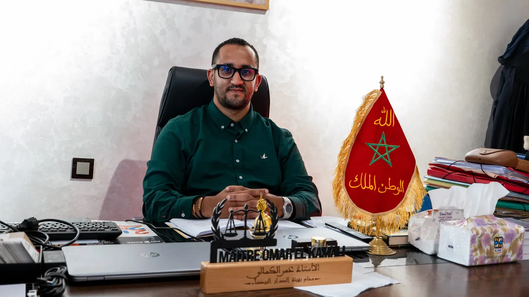 الأستاذ عمر الكمالي داخل مكتبه بالدار البيضاء